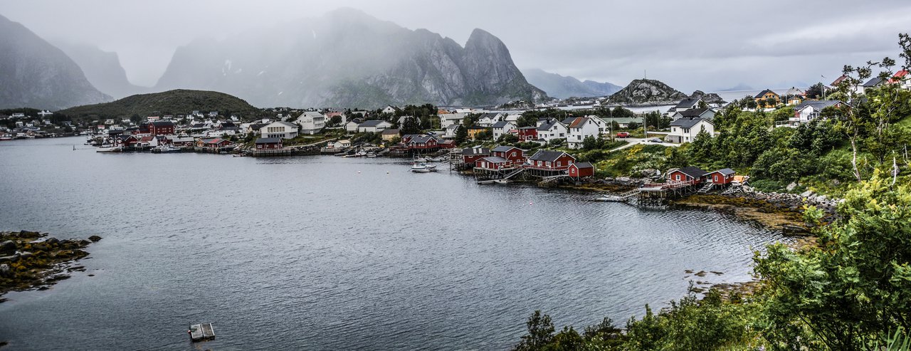 Przybrzeżne miasteczko w Norwegii